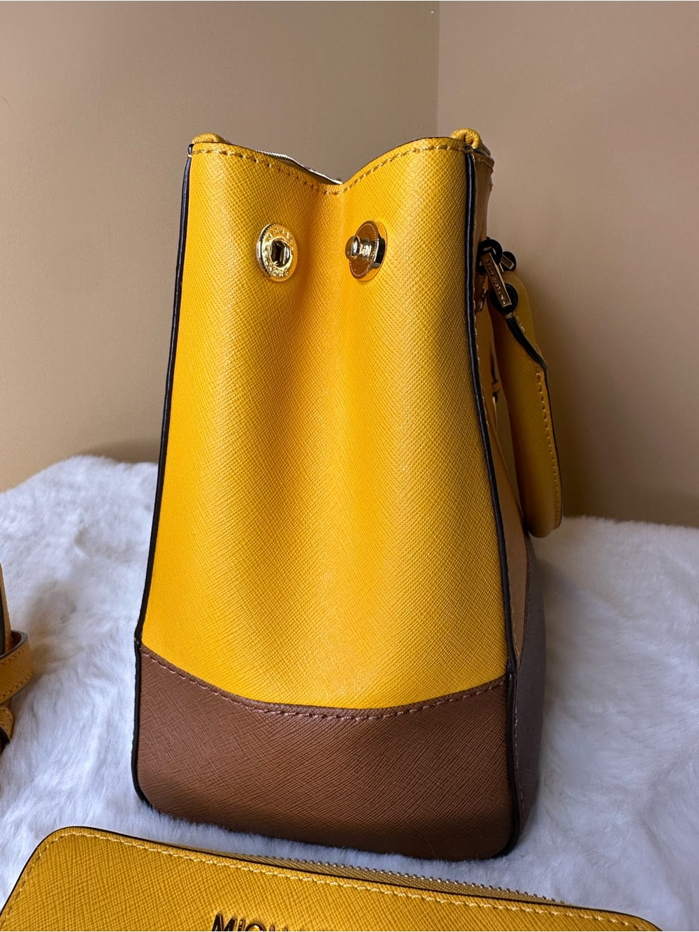 Set Michael Kors Yellow & Brown Saffiano Leather Top Handle Bag & Wallet & Strap - Picture 10 of 16